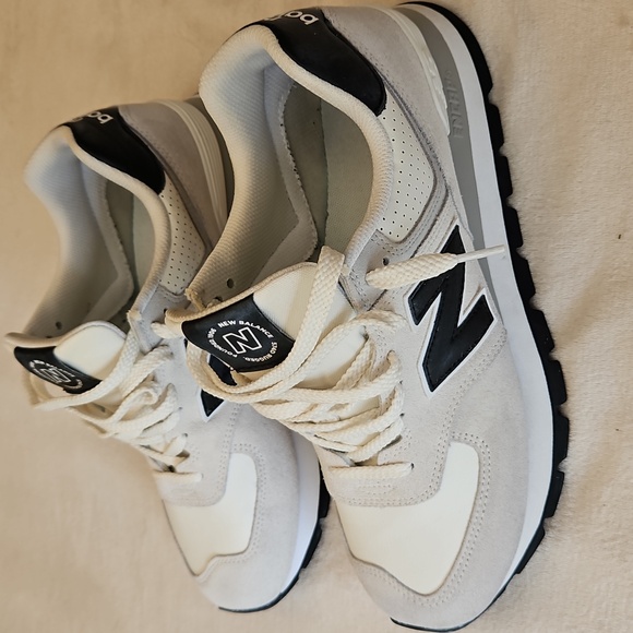 VGUC New Balance 574 Men's Off-white and Blue Sneakers, Size 10 - Picture 1 of 11